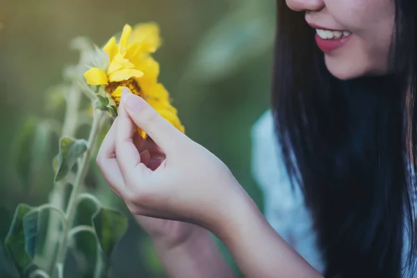 Ayçiçeği tarlasında beyaz elbiseli güzel seksi kadın, H — Stok fotoğraf