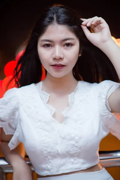 Jong schoonheid vrouw in wit jurk van nacht licht — Stockfoto