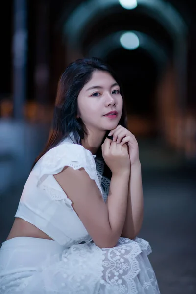 Fiatal szépség nő fehér ruhában éjszakai fény — Stock Fotó