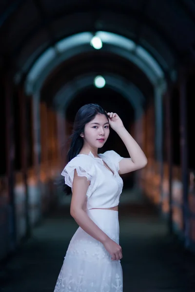 Fiatal szépség nő fehér ruhában éjszakai fény — Stock Fotó