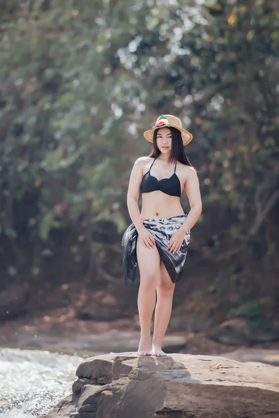 Fotokopi alanı ile bikini mayo genç kadın portresi
