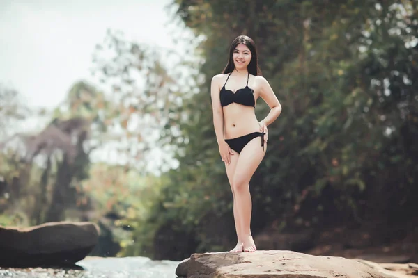 Fotokopi alanı ile bikini mayo genç kadın portresi