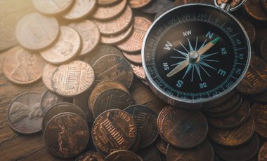 Servet ve ticaret kavramı, ekonomi rehberliği, iş navigasyonu, eski paraların üzerindeki retro tarzı pusula