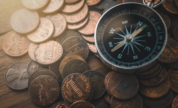 Servet ve ticaret kavramı, ekonomi rehberliği, iş navigasyonu, eski paraların üzerindeki retro tarzı pusula