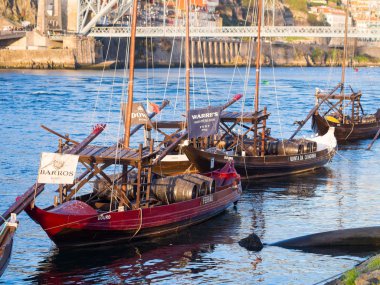 Porto, Portekiz - 18 Şubat 2018: Rabelo gemilerde Douro nehir eski şehir Porto, Portekiz.