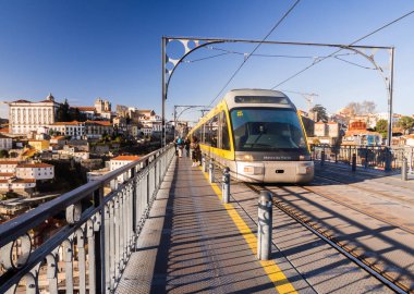 Porto, Portekiz - 18 Şubat 2018: Dom Luis tramvayda köprü ben tarihi merkezi, Porto, Portekiz.