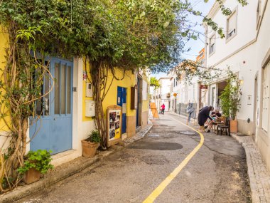 Tavira, Portekiz - 28 Mart 2018: Küçük Tavira eski kasabanın güneyinde Portekiz Algarve bölgesinde sokakta.