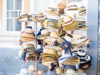 Tavira, Portekiz - 28 Mart 2018: Portekiz güneyinde eski Tavira şehir, Algarve bölgesinde şapka satış standı.