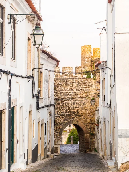 Calcada Frandina 街导致门做索尔在 Estremoz 的城堡葡萄牙 — 图库照片