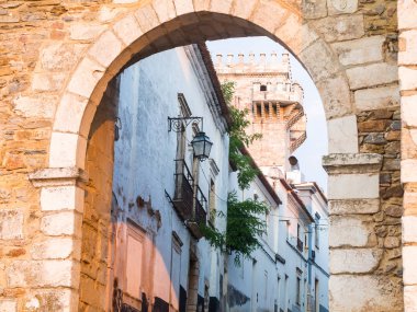 13. yüzyılda girişi Estremoz Castle Estremoz, Portekiz. Zemin Tres Coroas (üç kron) Kulesi.