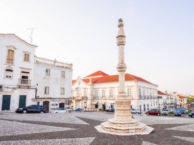 Estremoz, Portekiz - 23 Ağustos 2018: Gözlemleyerek görünümünü merkezi kare Estremoz Manuelin tarzında mermer boyunduruk ile.