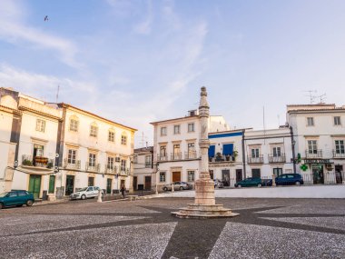 Estremoz, Portekiz - 23 Ağustos 2018: Merkez Meydanı, Estremoz Manuelin tarzında mermer boyunduruk ile.