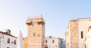 Estremoz Castle (Castelo da Rainha Santa Isabel) Tres Coroas (üç kron) mermer Kulesi ve Santa Isabel Anıtı, gün batımı ile.