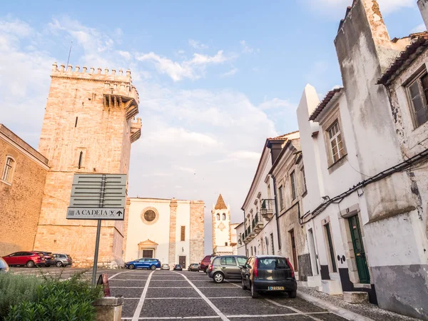 Estremoz Portugal Agosto 2018 Calle Del Casco Antiguo Con Torre —  Fotos de Stock