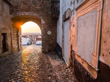 Estremoz, Portekiz - 22 Ağustos 2018: görünümünden Arco de Santarem Direita sokakta Estremoz günbatımı, Evora District, Portekiz  