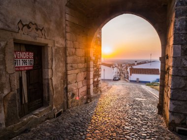 Estremoz, Portekiz - 22 Ağustos 2018: görünümünden Arco de Santarem Direita sokakta Estremoz günbatımı, Evora District, Portekiz  