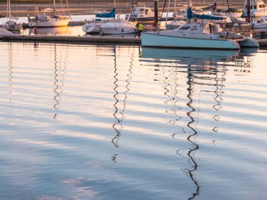 Olhao, Portekiz - 28 Mart 2018: günbatımında bölgesinde Olhao, Algarve Portekiz, güneyinde limanında demirleyen tekneleri.