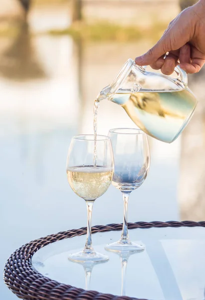 Mano Maschile Versando Vino Bianco Portoghese Bicchieri Tavolo All Aperto — Foto Stock