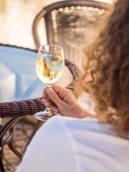 Giovane Che Beve Vino Bianco Portoghese Tavolo All Aperto Nella — Foto Stock