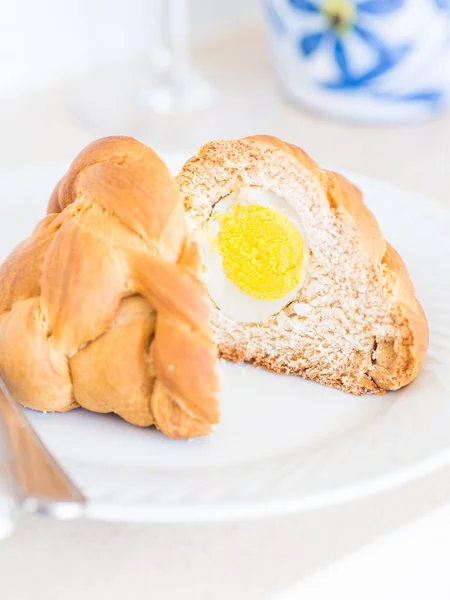 Plaat Met Traditionele Portugese Pasen Folar Brood Met Heel Binnen — Stockfoto