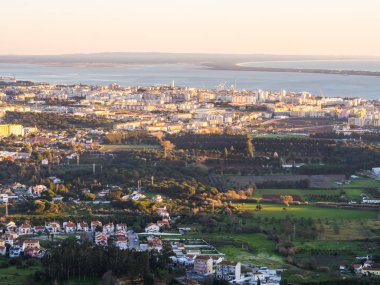 Palmela Castle Setubal bölgesi, Portekiz Marnixkade Setubal şehrin görünümü.