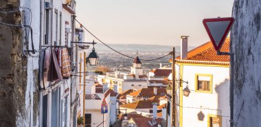 Palmela, Portekiz, Lizbon'da güneyinde Setubal bölgesi Old Town sokakta gün batımında.