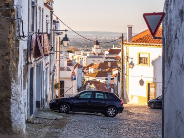 Palmela, Portekiz, Lizbon'da güneyinde Setubal bölgesi Old Town sokakta gün batımında.