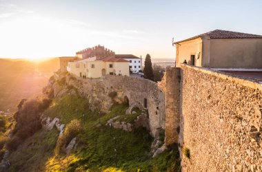 Palmela, Portekiz 03 Şubat 2019: Palmela Castle Setubal bölgesinde, Lizbon Portekiz, gün batımında güneyinde.