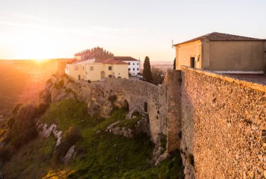 Palmela, Portekiz 03 Şubat 2019: Palmela Castle Setubal bölgesinde, Lizbon Portekiz, gün batımında güneyinde.