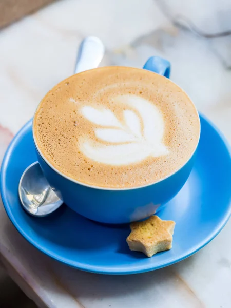 Cappuccino Avec Latte Art Dans Une Tasse Bleue — Photo