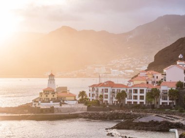 Madeira Adası'nda Canical, gün batımında Portekiz doğal görünümünü