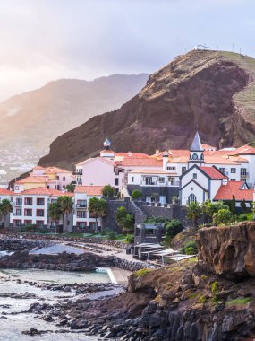 Madeira Adası'nda Canical, gün batımında Portekiz doğal görünümünü