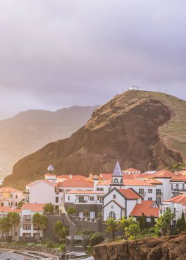 Madeira Adası'nda Canical, gün batımında Portekiz doğal görünümünü