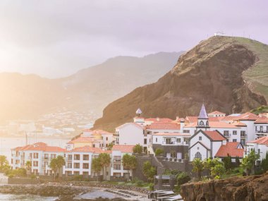 Madeira Adası'nda Canical, gün batımında Portekiz doğal görünümünü
