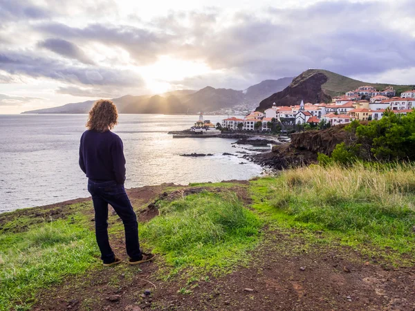 Fiatal Férfi Nézett Canical Madeira Szigetén Portugáliában Naplemente Kilátás Stock Kép