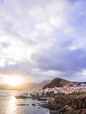 doğal görünümünü evler ve Madeira Adası üzerinde Portekiz manzara