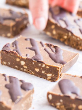 Fıstık ezmesi ve protein ile ev yapımı protein çubuğu