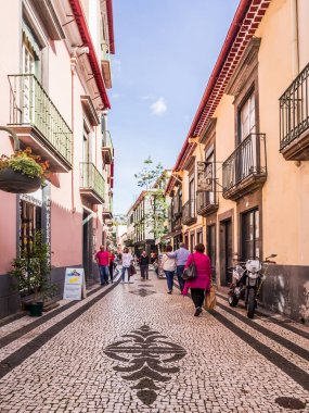 Madeira, Portekiz-Ekim 31, 2018: Funchal tarihi bölümünde sokak, Madeira, Portekiz