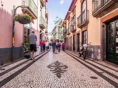 Madeira, Portekiz - 31 Ekim 2018: Madeira, Portekiz'in başkenti Funchal'ın tarihi kesiminde sokaktaki insanlar