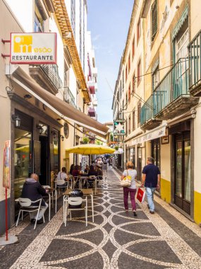 Madeira, Portekiz - 31 Ekim 2018: Madeira, Portekiz'in başkenti Funchal'ın tarihi kesiminde sokaktaki insanlar