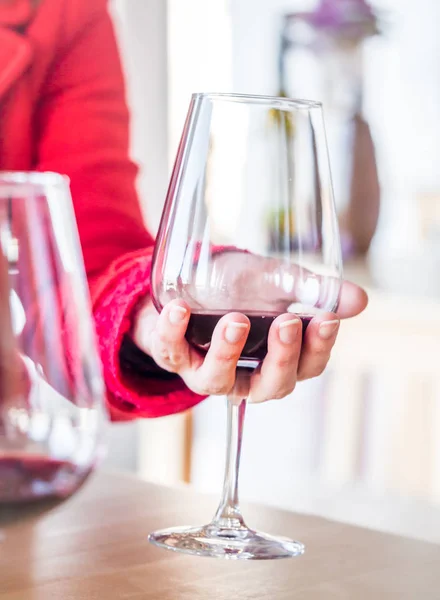 葡萄牙塞图巴尔葡萄酒产区葡萄酒品酒会上妇女捧着一杯红酒的裁剪视图 — 图库照片