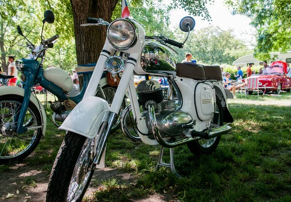 Jawa 250 halk bir salıncak denilen 353 Jawa, 1954-1962 yılında üretilen tarafından geliştirilen bir motosiklet türüdür