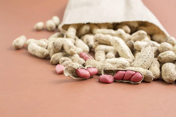 Amendo abertos saindo saindo saco de pape