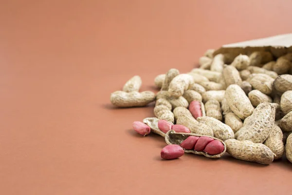 Amendo abertos saindo saindo saco de pape