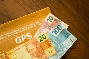 Idosa segurando dinheiro brasileiro para previdncia social para aposentadoria clipart