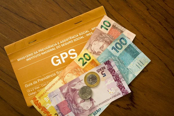 Idosa segurando dinheiro brasileiro para önce sosyal para aposentadoria