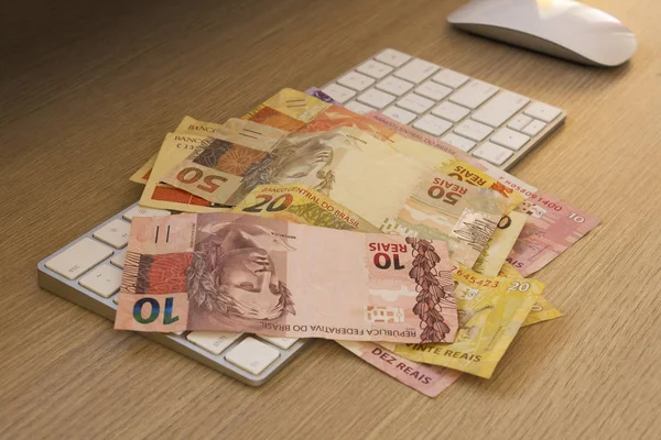 Brezilya para beyaz klavye ve fare