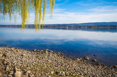 Konstanz Gölü yaz saati mavi gökyüzü ile