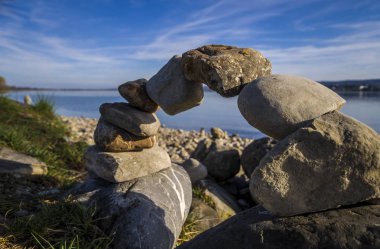 Stone Bridge Lake shore yaz