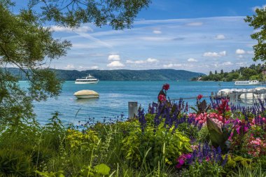 Mavi gökyüzü ve çiçekler ile Ueberlingen Konstanz Gölü yaz tatilleri